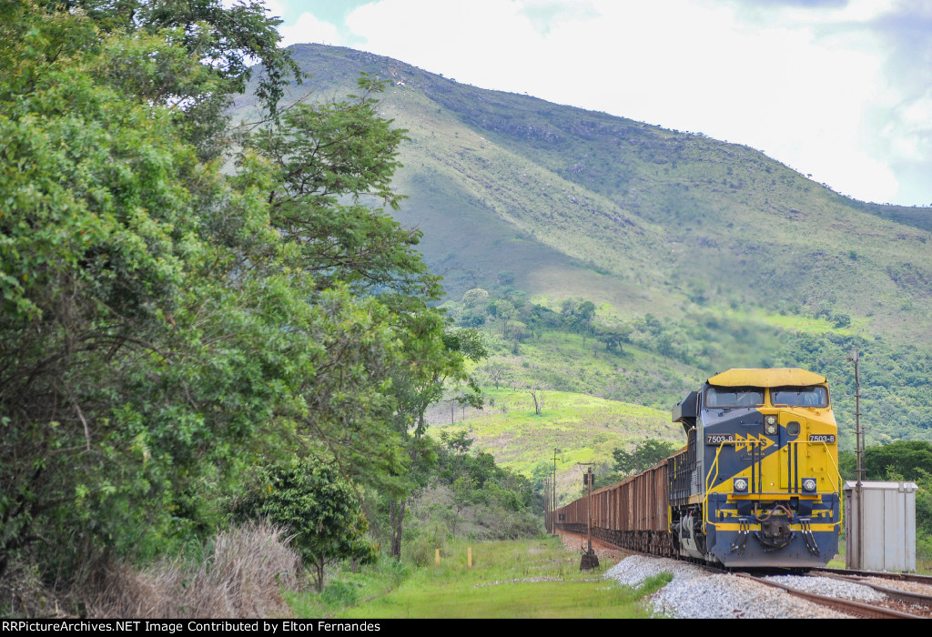 MRSL 7503 auxílio de cauda na inferior do Pátio P2 - 3 , Ferrovia do AÇO 